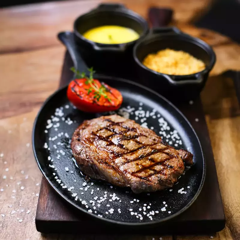 Bife ancho com purê de mandioquinha e farofa crocante