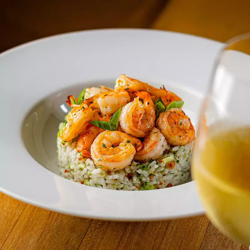 Camarão à provençal com brócolis e arroz de alho