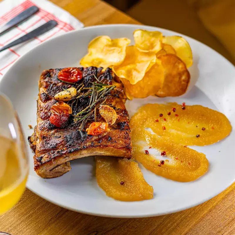 Costelinha com purê de maçã e chips de batata-doce