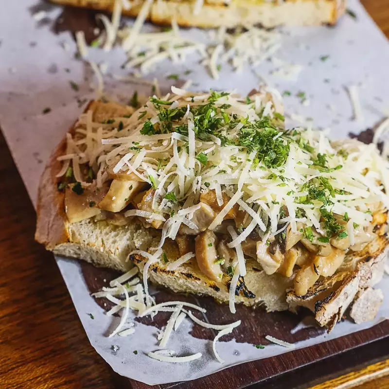 Duo de bruschettas de cogumelos e brie com parma