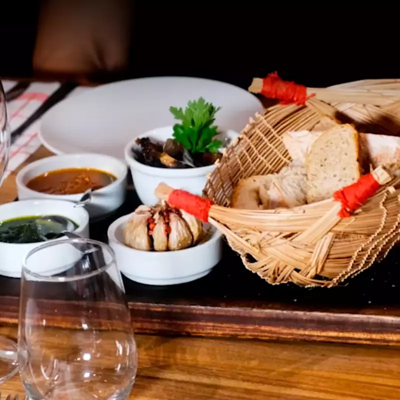 Especialidade da casa com caponata, sardela, alichela e pães
