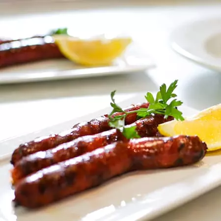Linguiça artesanal com pão da casa