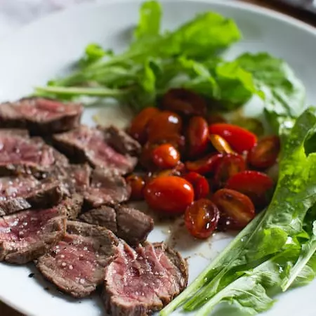 Tagliata de filé com rúcula e tomatinhos confitados