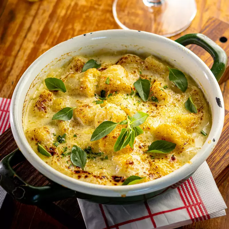 Gnocchi rústico recheado com muçarela e crosta de parmesão