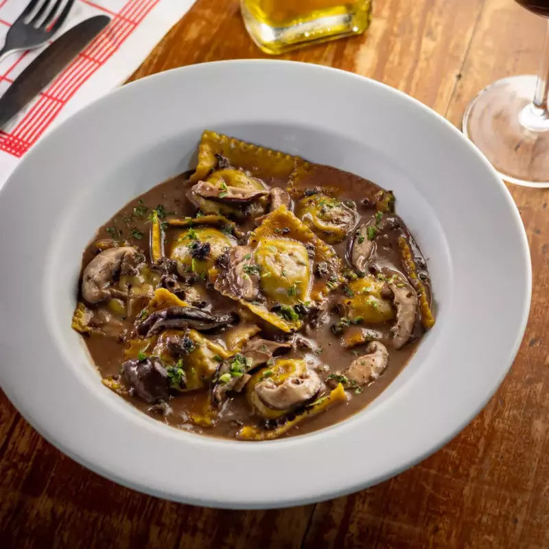 Ravioloni de carne ao roti com cogumelos