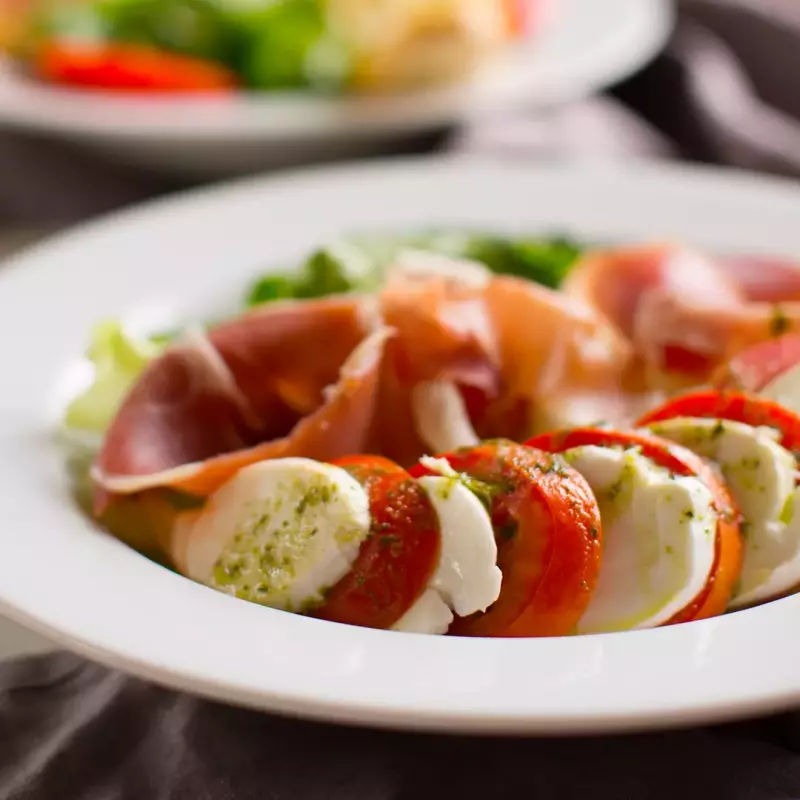 Salada caprese com muçarela de búfala, tomates e pesto