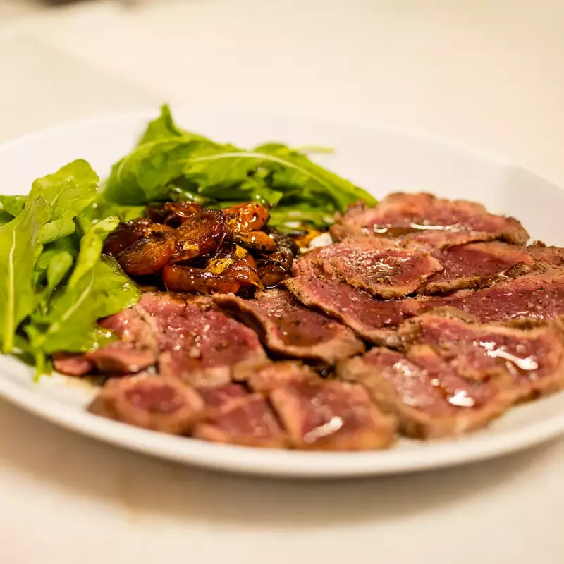 Carpaccio ao molho Dijon com salada verde
