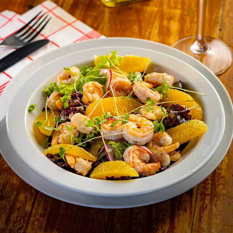 Salada de camarão com laranja e folhas