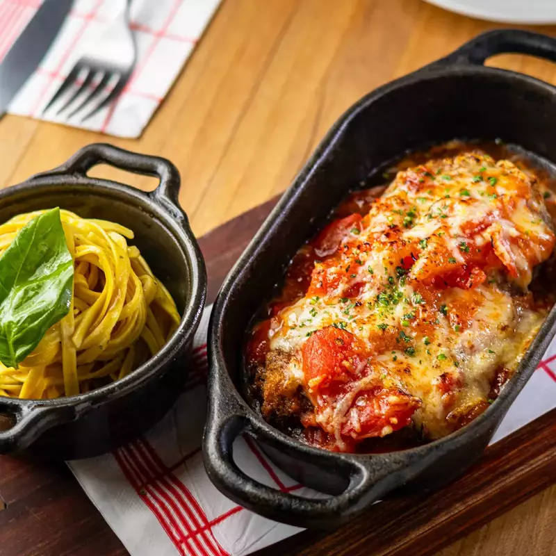 Filé alla parmigiana com fettuccine na manteiga