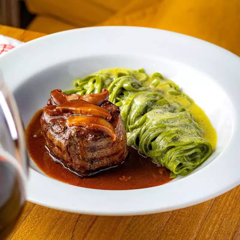 Filé mignon ao Chianti com fettuccine