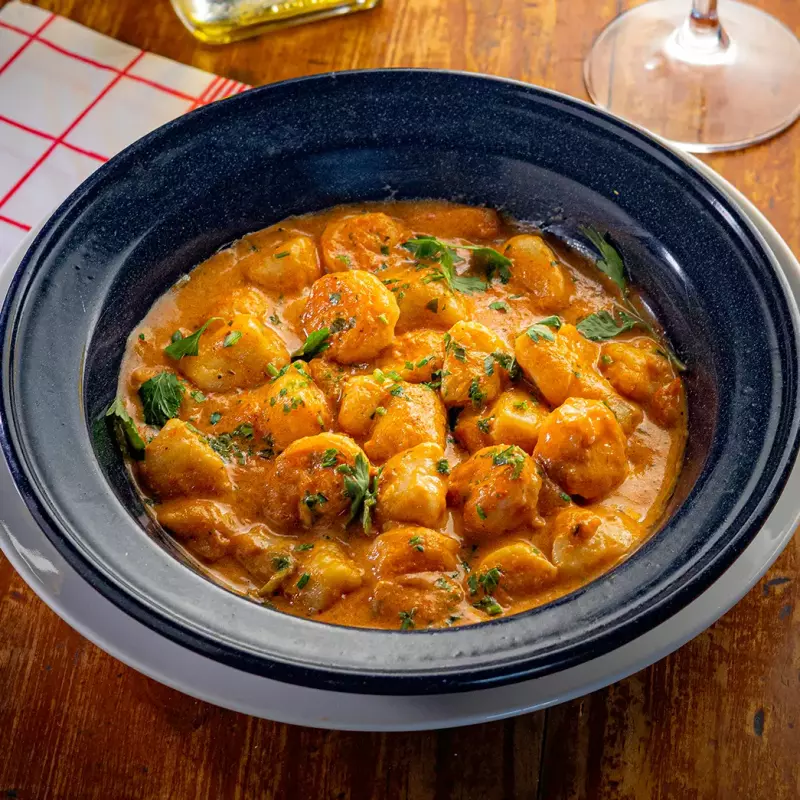 Gnocchi tradicional ao velouté de camarão gratinado
