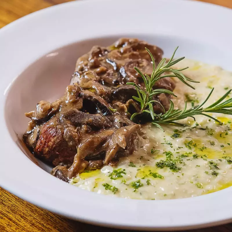 Medalhão de filé com molho de cogumelos e risoto de gorgonzola