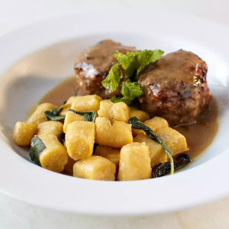 Polpete de cordeiro e brie com gnocchi de banana-da-terra