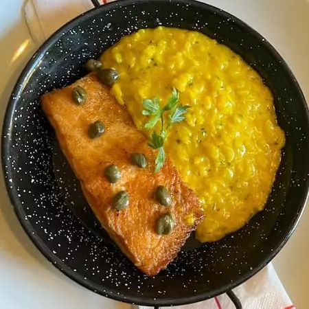 Salmão grelhado com risoto à milanesa
